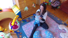 Вярваме в Доброто: Доброволци се грижат за бебета в „малки къщи” в София