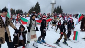 С носии и българското знаме: 800 скиори почетоха националния празник в Пампорово (ВИДЕО)