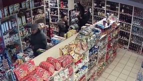 В комбина: Камери запечатват как трима души крадат скъп алкохол от магазин 