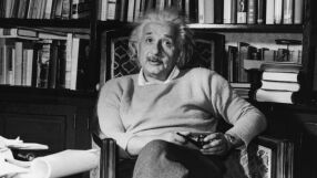 Алберт Айнщайн ~ Гравитацията не е отговорна за тези, които падат в капана на любовта