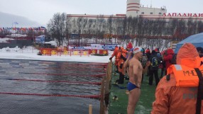 80 см лед: Как се подготвят в Мурманск за световното по ледено плуване?