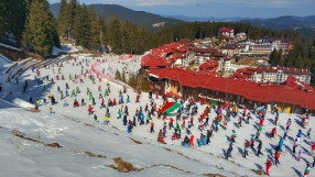 За четвърта поредна година: Голямо ски спускане с народни носии в Пампорово (СНИМКИ И ВИДЕО)