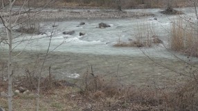 Екоминистерството проверява сигнали за побеляване на река Върбица