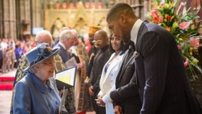 Кралица Елизабет II изслуша и поздрави Антъни Джошуа (ВИДЕО)