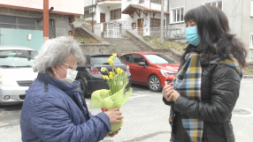 Благодарен пациент изненада с цветя лекар на първа линия