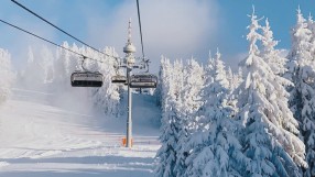 Заради обилния снеговалеж: Повечето ски курорти продължават работа