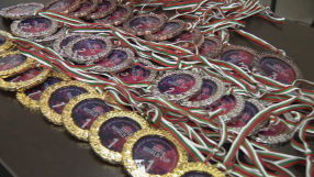 Красиви медали от стъкло за победителките в Световната купа (ВИДЕО)