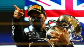 Хамилтън започна сезона във Формула 1 с дискусионна победа