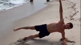 Григор Димитров показа атлетизъм на плажа в Маями (ВИДЕО)