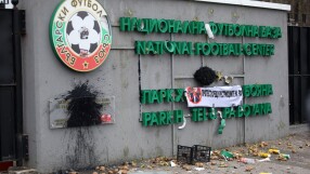 Протестът срещу БФС: Потрошиха оградата на базата в Бояна (ВИДЕО И СНИМКИ)