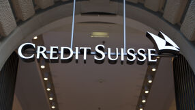 Разследват сливането на Credit Suisse и UBS Group