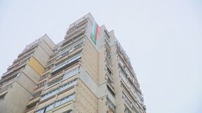 За 3 март: Спуснаха 20-метрово знаме на столичен блок (ВИДЕО)
