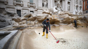  Какво се случва с монетите, хвърлени във фонтана Ди Треви в Рим?