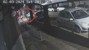 В навечерието на националния празник: Камера засне крадци, задигнали кола в центъра на София