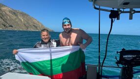 Петър Стойчев с историческо плуване в Нова Зеландия (СНИМКИ И ВИДЕО)