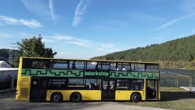 На 6 гуми: Автобус в София се превърна в офис (ВИДЕО)