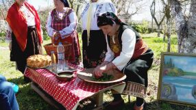 Самардалата и Конаре: Защо билката е специална за селото и как се приготвя българската подправка