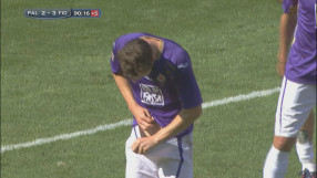 Футболист прави проверка в гащите по време на мач (ВИДЕО)