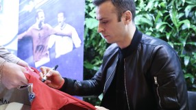 Бербатов зарадва с автографи притежателите на билети за шоуто с Фиго (ГАЛЕРИЯ И ВИДЕО)