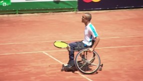 Състезатели по тенис подпомагат колега с увреждания  (ВИДЕО)