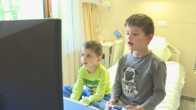 Вярваме в доброто: 13-годишно момче дарява видеоигрите си на малките пациенти в болниците