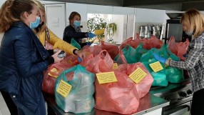 Ученици от Бургас дариха парите за бала си - купуват храна за хора в нужда