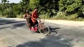 15-годишна индийка измина 1200 км с колело, за да върне болния си баща у дома (ВИДЕО)