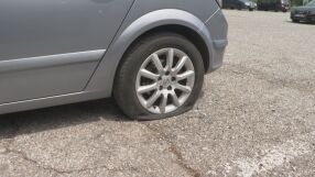 Какво се случва с гумите, ако колата е изложена на слънце твърде дълго?
