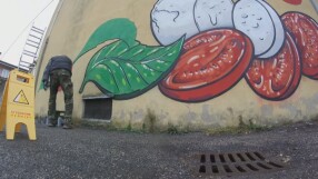 Художник заличава свастики по стените на Верона с рисунки на храна (ВИДЕО)