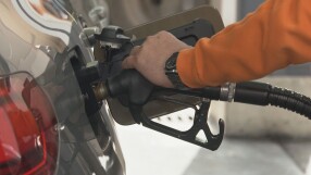 С колко падат цените на бензина, хляба и парното, ако мерките на правителството влязат в сила днес?