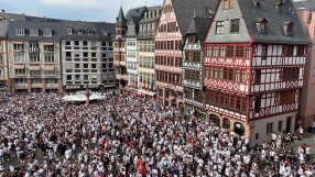Стотици празнуваха с "Айнтрахт" в центъра на Франкфурт