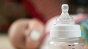 След случаи на бебета с бактериални инфекции: Криза за адаптирано мляко в САЩ