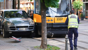 Катастрофа между трамвай и автомобил затруднява движението при ул. „Граф Игнатиев“