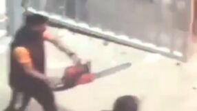 Пълна лудница: Хулиган с резачка нахлу на стадион (ВИДЕО)