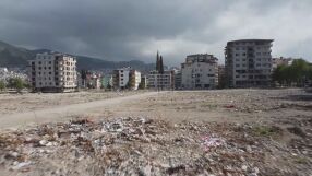 Живот сред отломки: Пострадалите от земетресението все още очакват помощ и нови домове