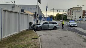 Кола се вряза в бетонната ограда на Пловдивския панаир