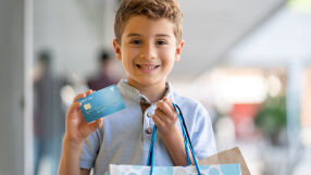 „Вече 7-годишни деца могат да плащат с дебитна карта“: За или против? (ВИДЕО)