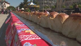 200 яйца и 135 кг брашно: Най-дългият козунак беше замесен във Враца