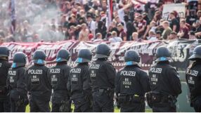 Апокалипсис: 155 ранени полицаи след мач в Германия (ВИДЕО)