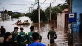 Футболна звезда спасява животи във водния ад в Бразилия