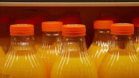 Портокаловият сок става рекордно скъп. Обмислят замяна на плодовете