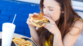Вижте какво се случва в първия час с тялото ви, когато ядете бърза храна? (ВИДЕО)