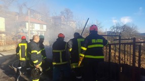 Пожар избухна в горски масив в смолянското село Габрица (СНИМКИ)