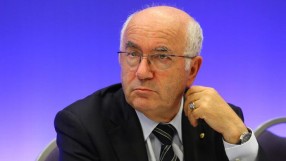 Шефът на италианския футбол хвърли оставка след позора