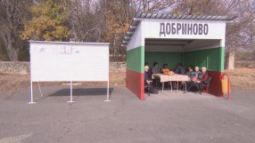 „Вярваме в доброто”: Обновена автобусна спирка събира жителите на село Добриново