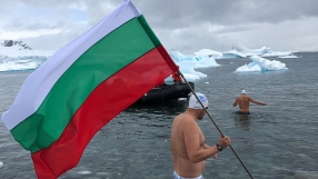 Петър Стойчев развя българското знаме в ледените води на Антарктида 