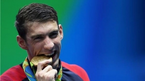 Защо спортистите захапват медалите си на почетната стълбичка?