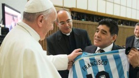 Папата ще споменава Диего Марадона в молитвите си (ВИДЕО)