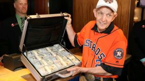 Най-лудият залог в бейзбола: 71-годишен прибра $75 млн.
