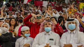 Леден шок в Катар: Феновете мръзнат на стадиона